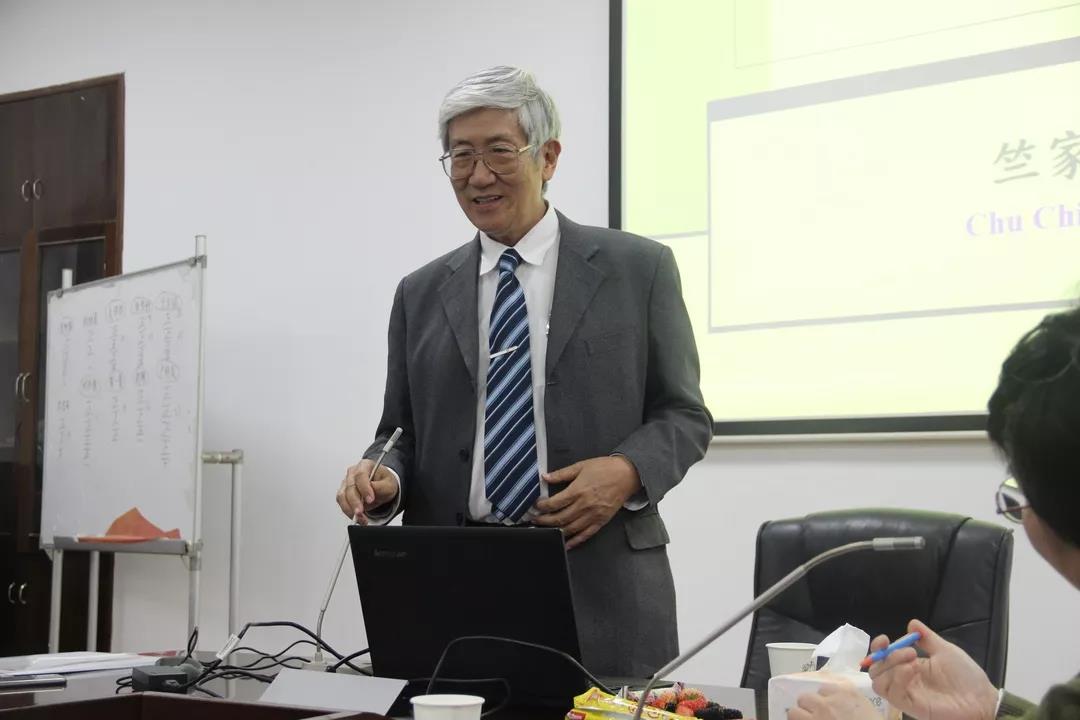 竺教授作报告.jpg 竺教授作报告.jpg