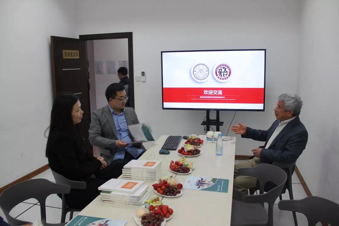 周明朗教授与邹煜教授参观中心.jpg 周明朗教授与邹煜教授参观中心.jpg